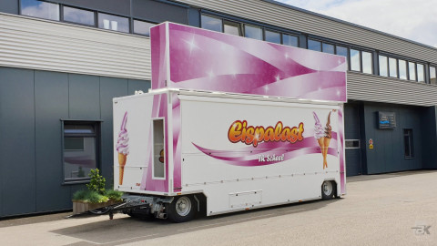 Zijaanzicht van een aanhangwagen voor softijs met gesloten luifel