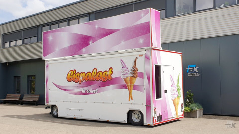 Zijaanzicht van een aanhangwagen voor softijs met gesloten luifel