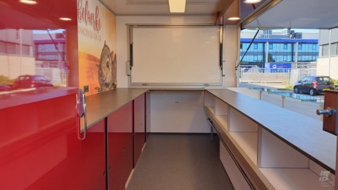 Binnenkant van een aanhangwagen voor wafels, pannenkoeken en ijs