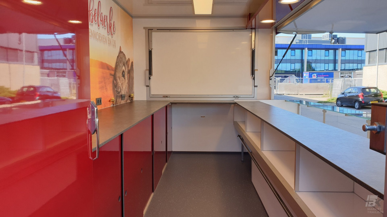 Binnenkant van een aanhangwagen voor wafels, pannenkoeken en ijs