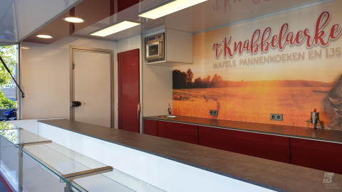 Binnenkant van een aanhangwagen voor wafels, pannenkoeken en ijs