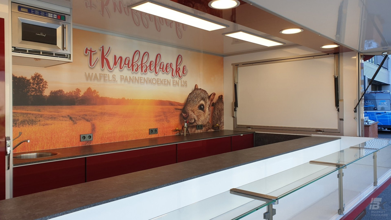 Binnenkant van een aanhangwagen voor wafels, pannenkoeken en ijs