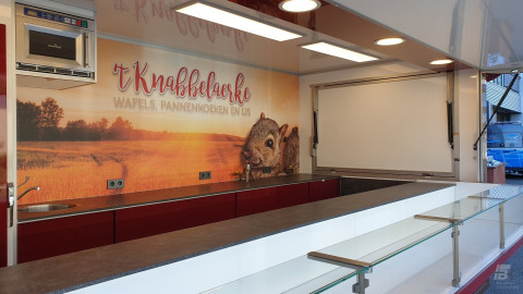 Binnenkant van een aanhangwagen voor wafels, pannenkoeken en ijs