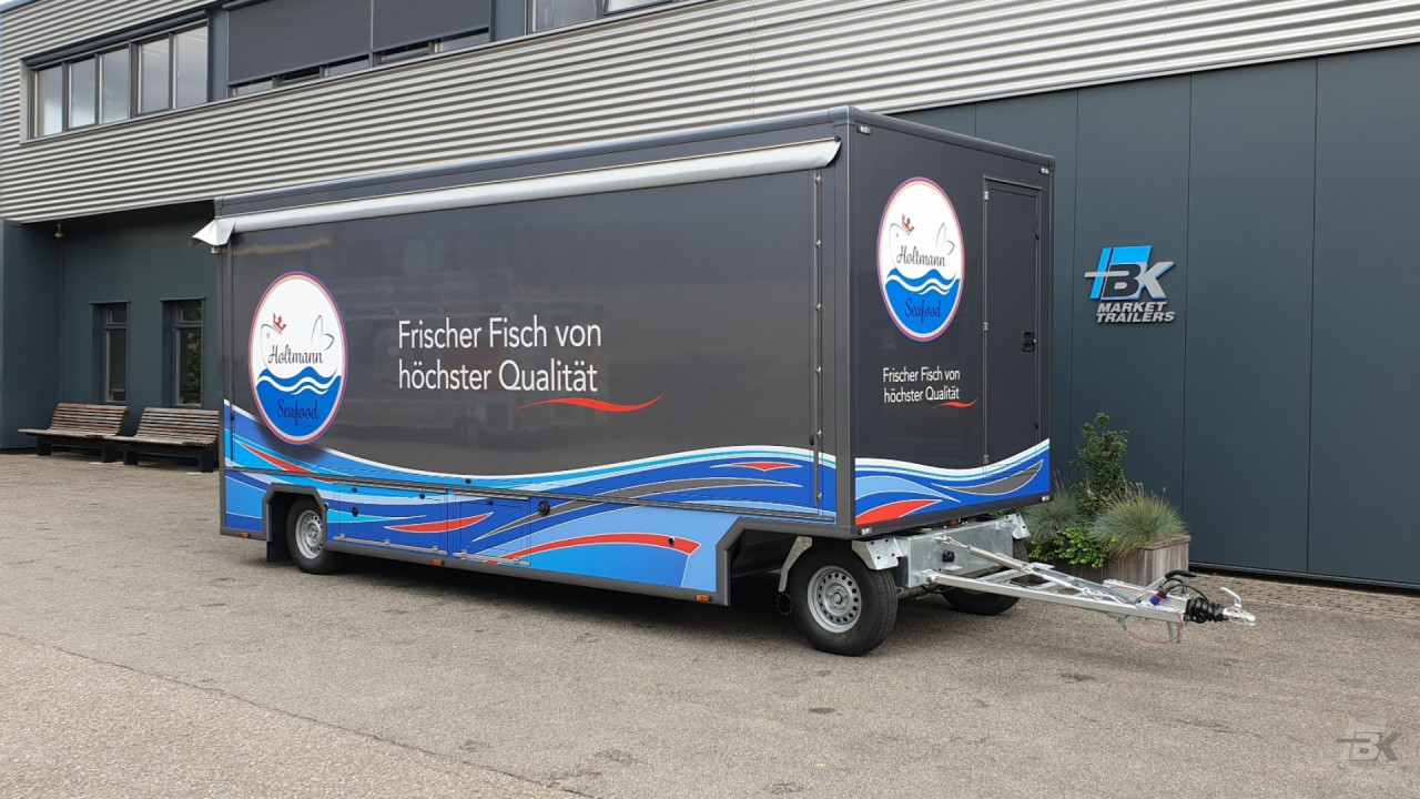 Zijaanzicht van een aanhangwagen voor vis met gesloten luifel