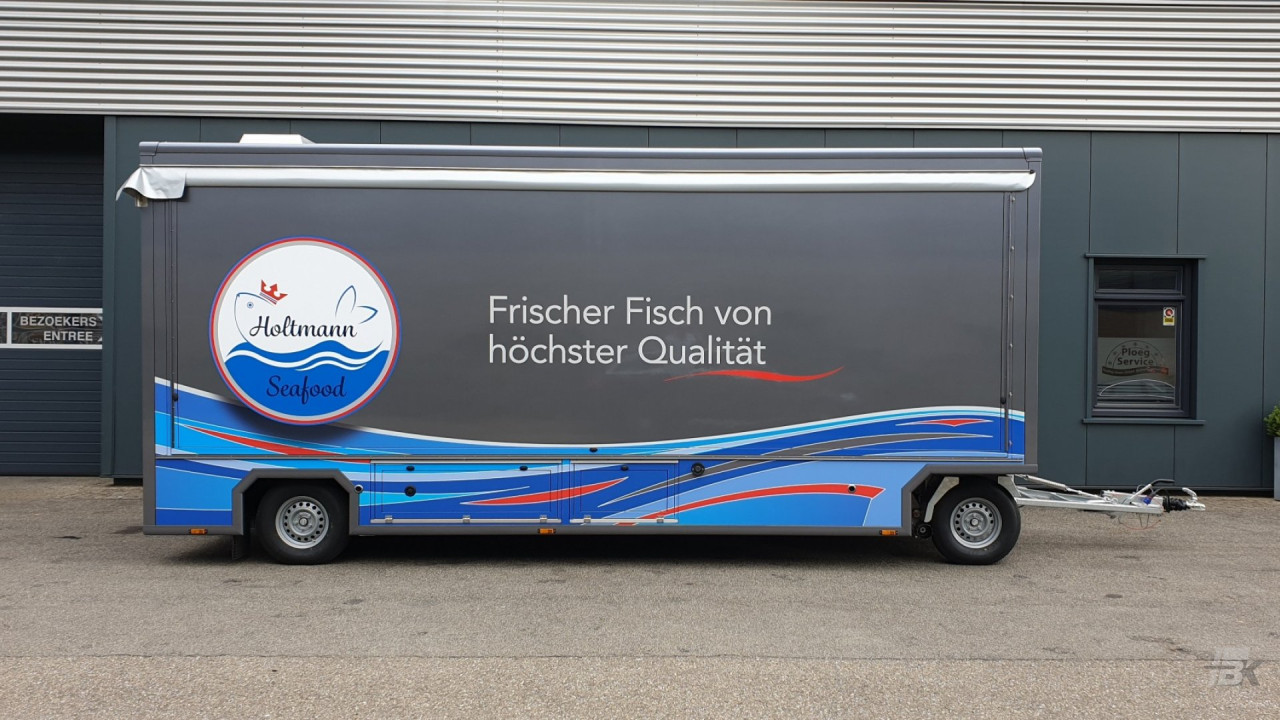 Zijaanzicht van een aanhangwagen voor vis met gesloten luifel