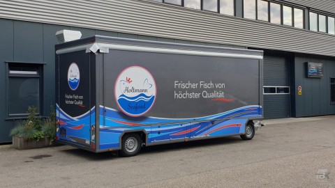 Zijaanzicht van een aanhangwagen voor vis met gesloten luifel