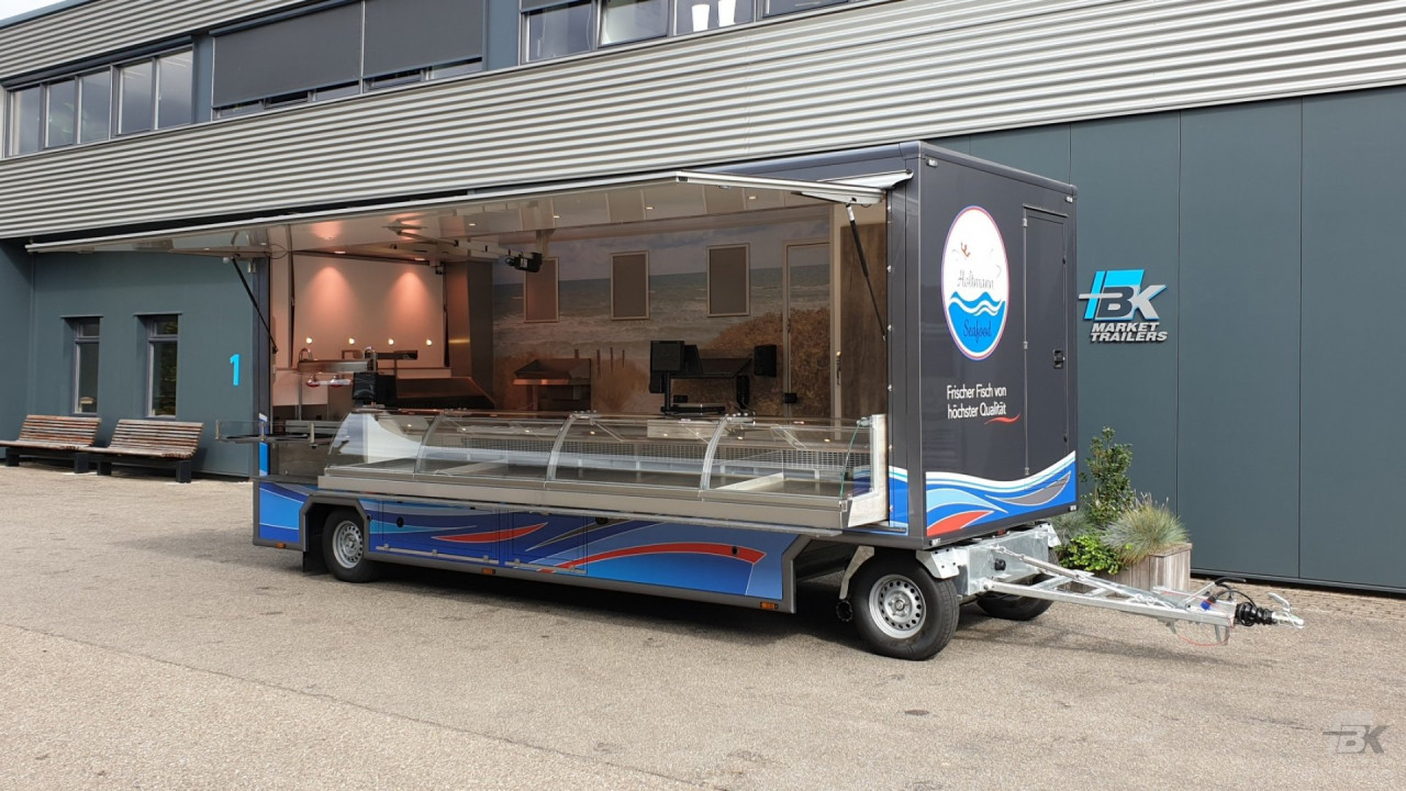 Zijaanzicht van een aanhangwagen voor vis met geopende luifel