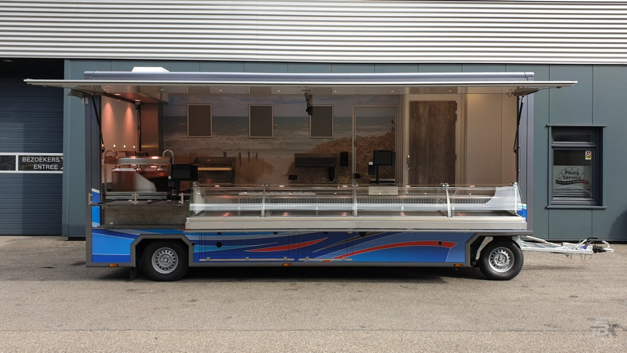 Zijaanzicht van een aanhangwagen voor vis met geopende luifel