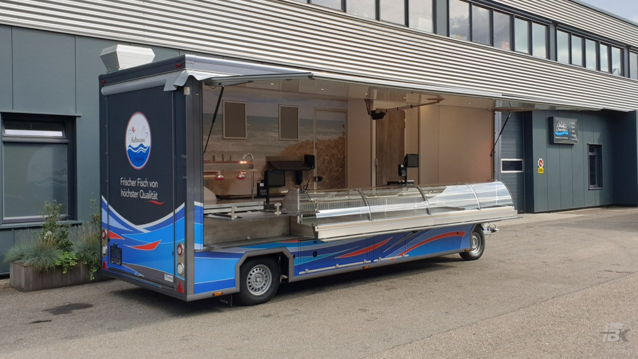 Zijaanzicht van een aanhangwagen voor vis met geopende luifel