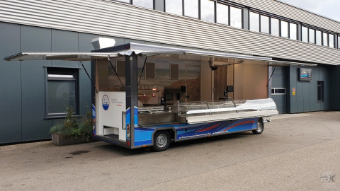 Zijaanzicht van een aanhangwagen voor vis met geopende luifel