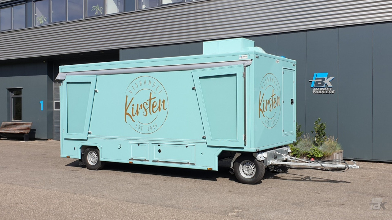 Zijaanzicht van een aanhangwagen voor vis met gesloten luifel