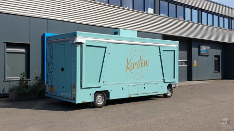 Zijaanzicht van een aanhangwagen voor vis met gesloten luifel