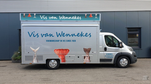 Zijaanzicht van een verkoopwagen voor vis met gesloten luifel