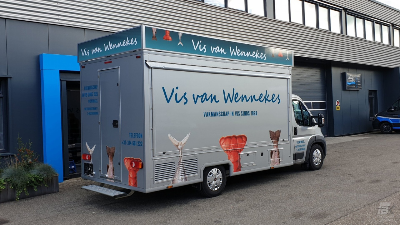Zijaanzicht van een verkoopwagen voor vis met gesloten luifel