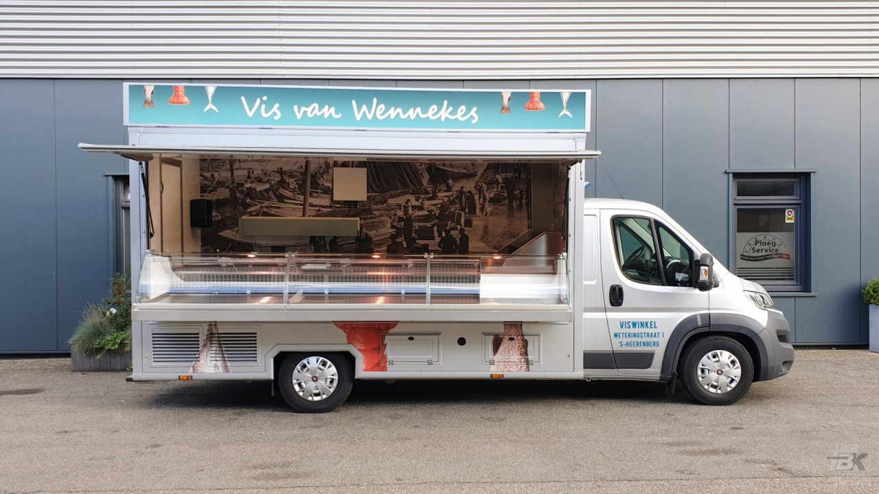 Zijaanzicht van een verkoopwagen voor vis met geopende luifel