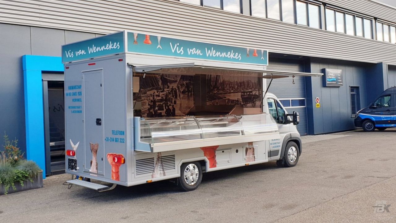 Zijaanzicht van een verkoopwagen voor vis met geopende luifel