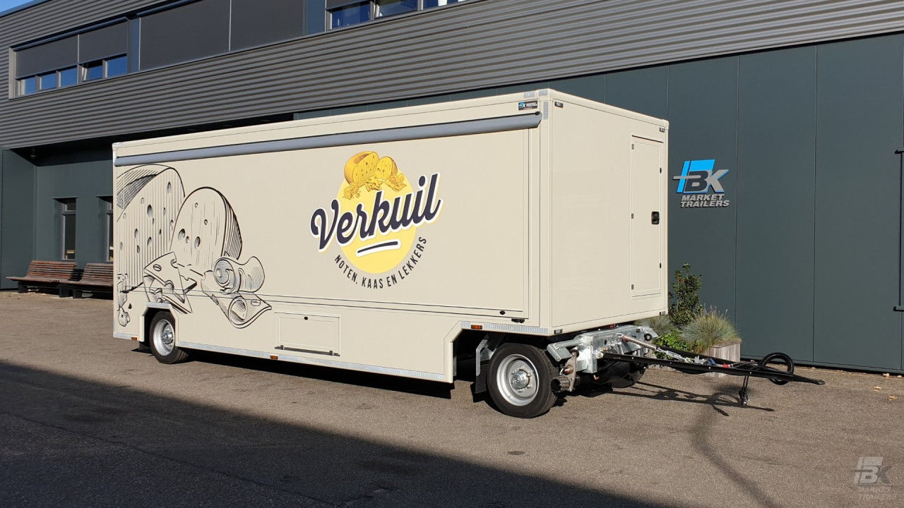 Zijaanzicht van een aanhangwagen voor kaas met gesloten luifel