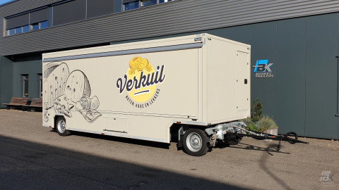 Zijaanzicht van een aanhangwagen voor kaas met gesloten luifel