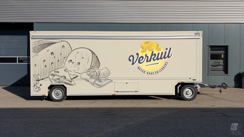 Zijaanzicht van een aanhangwagen voor kaas met gesloten luifel