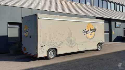 Zijaanzicht van een aanhangwagen voor kaas met gesloten luifel