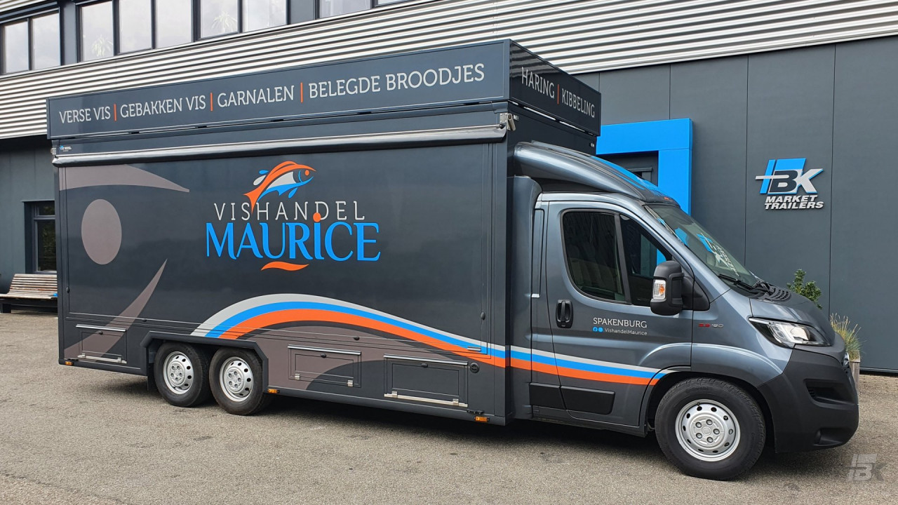 Zijaanzicht van een verkoopwagen voor vis met gesloten luifel
