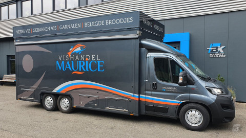 Zijaanzicht van een verkoopwagen voor vis met gesloten luifel