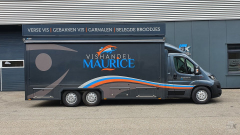Zijaanzicht van een verkoopwagen voor vis met gesloten luifel