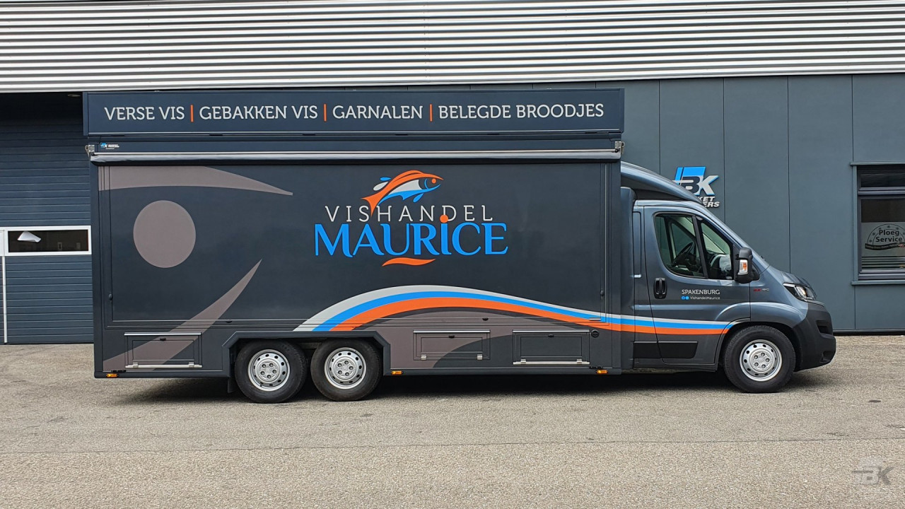 Zijaanzicht van een verkoopwagen voor vis met gesloten luifel