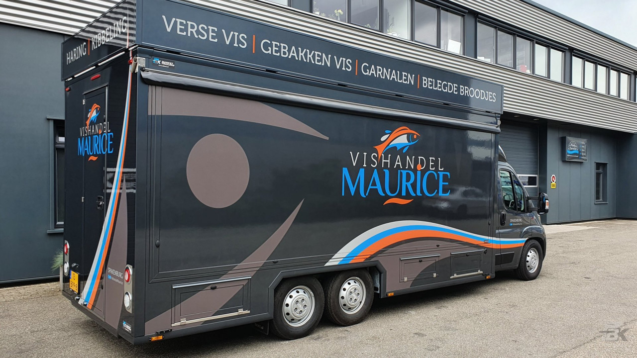 Zijaanzicht van een verkoopwagen voor vis met gesloten luifel