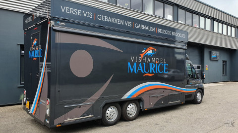 Zijaanzicht van een verkoopwagen voor vis met gesloten luifel
