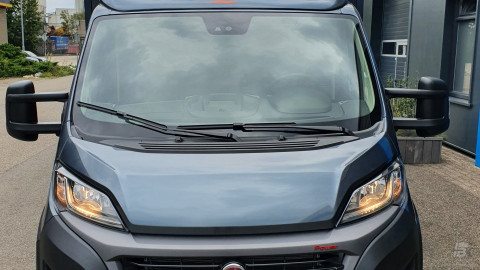 Vooraanzicht van een verkoopwagen voor vis