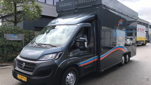 Vooraanzicht van een verkoopwagen voor vis