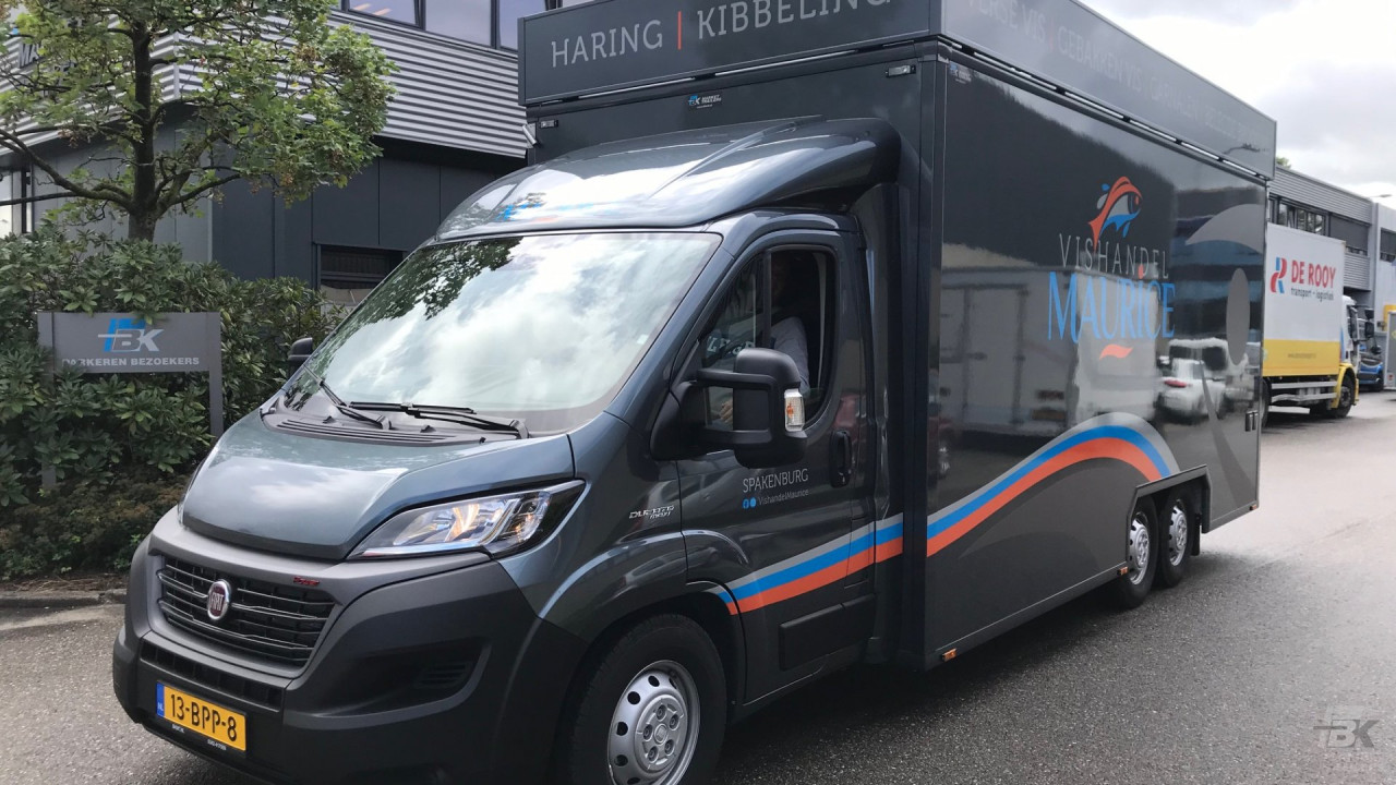 Vooraanzicht van een verkoopwagen voor vis