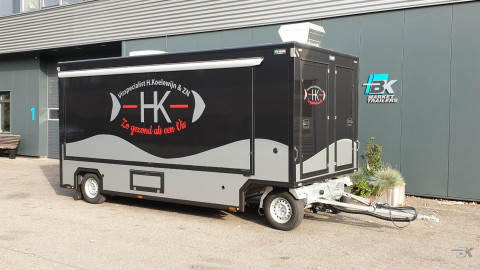 Zijaanzicht van een aanhangwagen voor vis met gesloten luifel