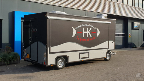 Zijaanzicht van een aanhangwagen voor vis met gesloten luifel