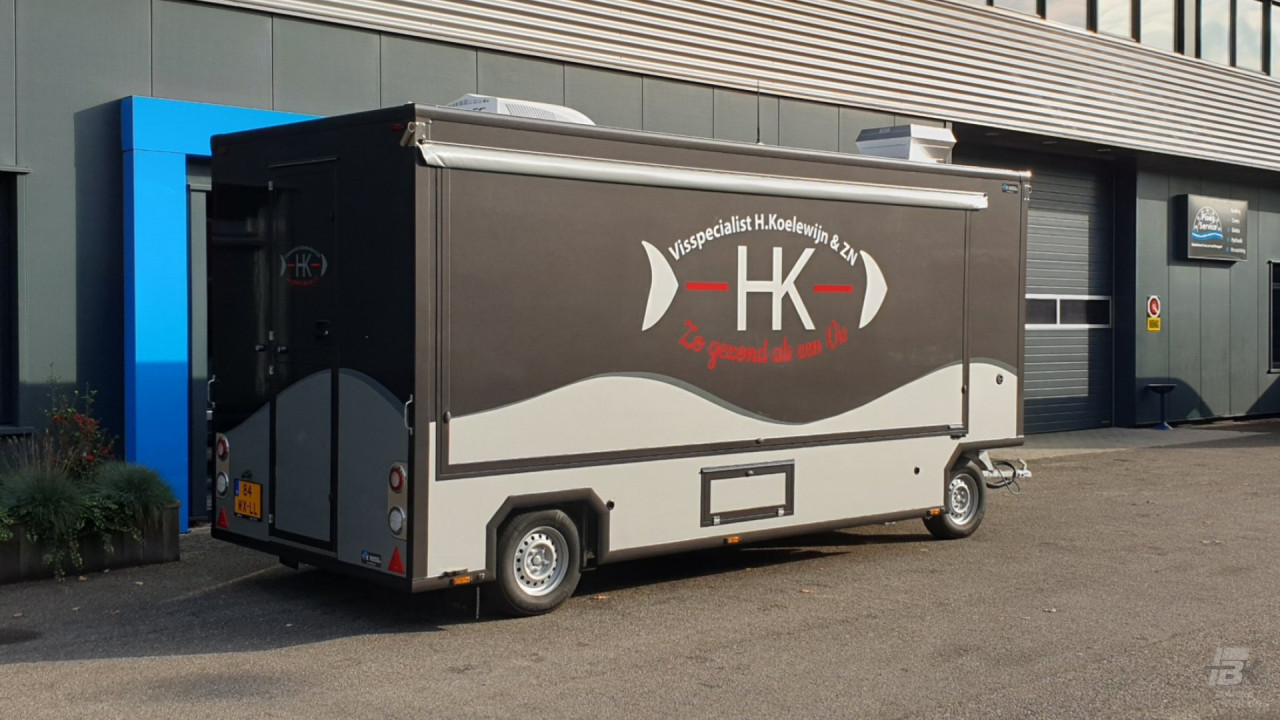Zijaanzicht van een aanhangwagen voor vis met gesloten luifel