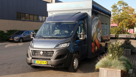 Vooraanzicht van een verkoopwagen voor vis