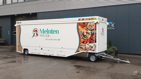 Zijaanzicht van een smalle aanhangwagen voor kip met gesloten luifel