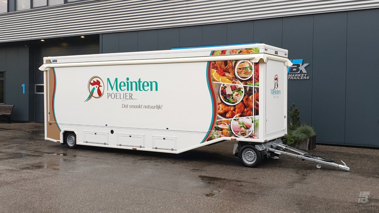 Zijaanzicht van een smalle aanhangwagen voor kip met gesloten luifel