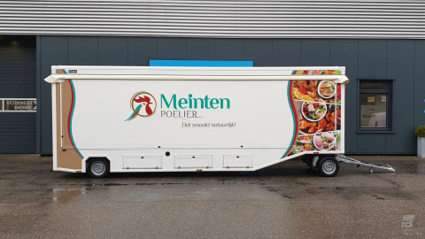 Zijaanzicht van een smalle aanhangwagen voor kip met gesloten luifel