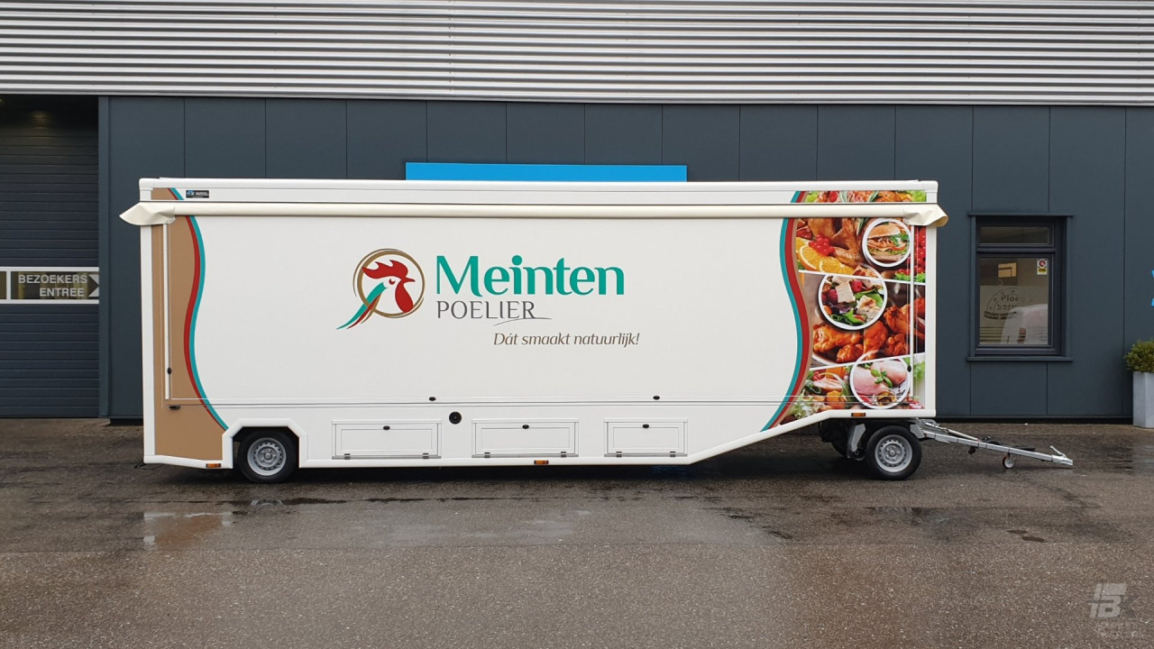 Zijaanzicht van een smalle aanhangwagen voor kip met gesloten luifel