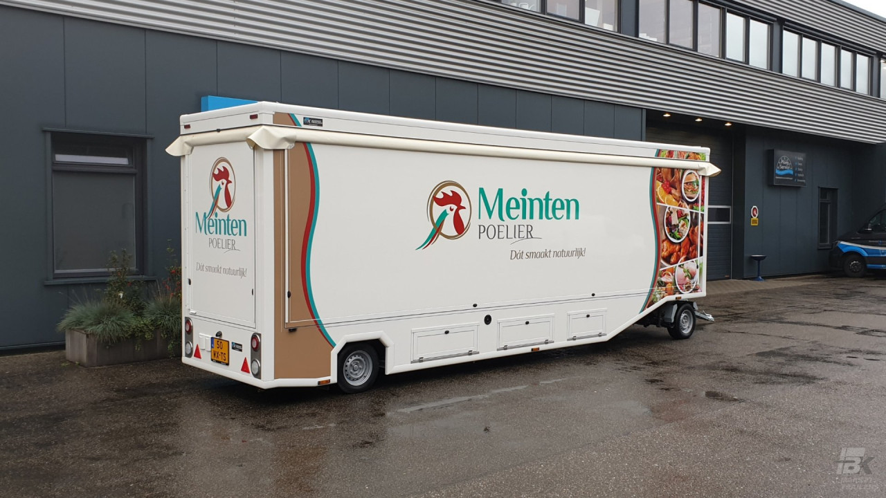 Zijaanzicht van een smalle aanhangwagen voor kip met gesloten luifel