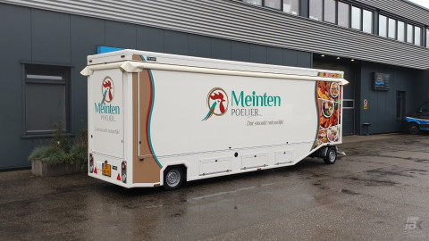 Zijaanzicht van een smalle aanhangwagen voor kip met gesloten luifel