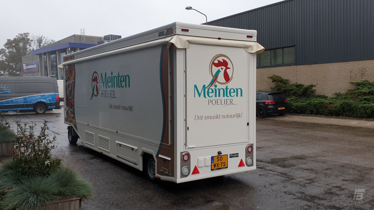 Achteraanzicht van een smalle aanhangwagen voor kip