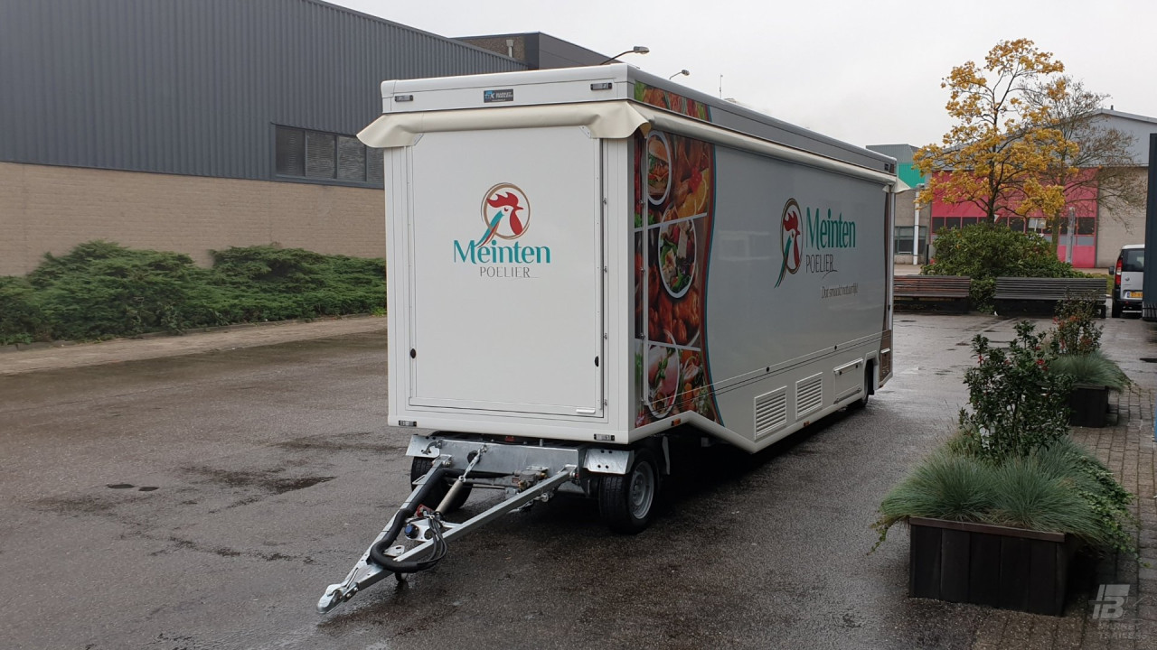 Vooraanzicht van een smalle aanhangwagen voor kip