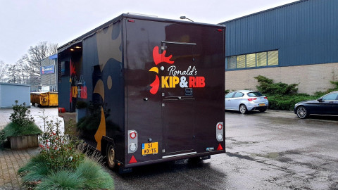 Achteraanzicht van een aanhangwagen voor kip aan het spit