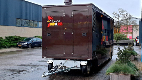 Vooraanzicht van een aanhangwagen voor kip aan het spit