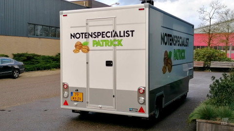 Vooraanzicht van een aanhangwagen voor noten