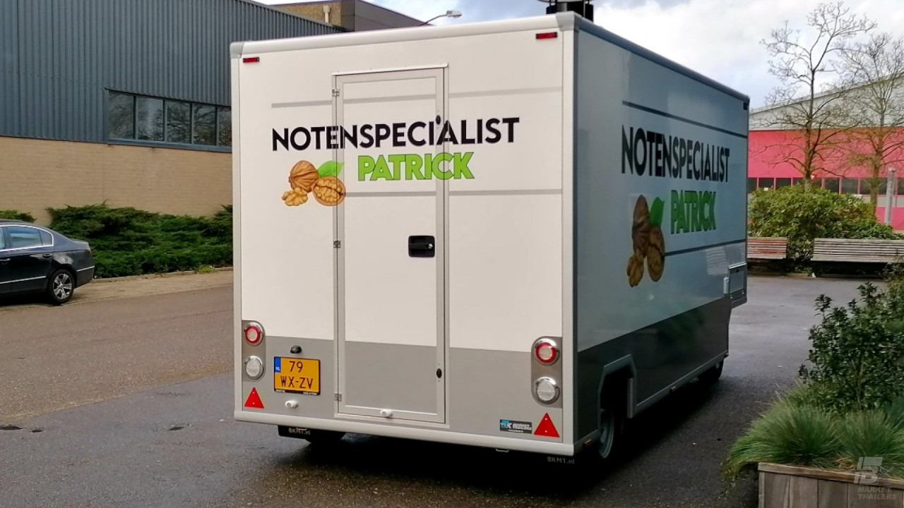 Vooraanzicht van een aanhangwagen voor noten