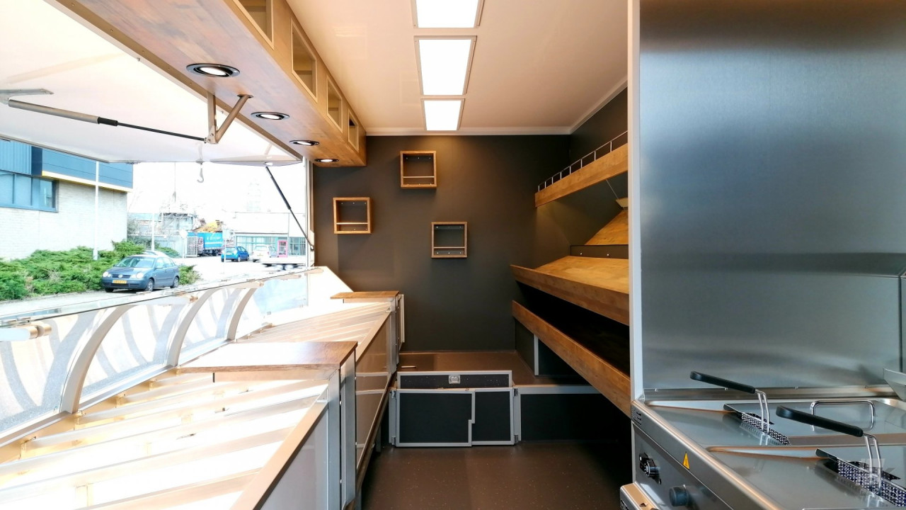Binnenkant van een aanhangwagen voor noten